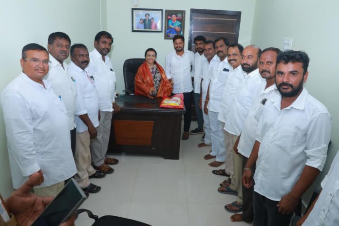 Congress leaders honour Jhansi Reddy