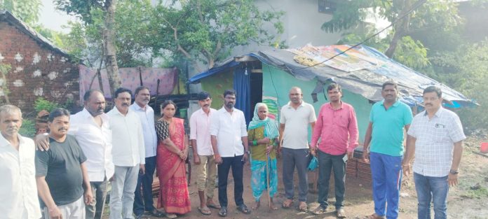 Congress leaders visit flood-hit areas Congress leaders visit flood-hit areas