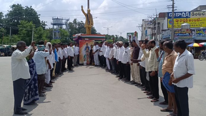 Development of link roads is the goal of the public government.