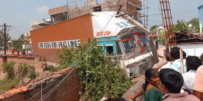 మద్యం మత్తులో లారీ డ్రైవర్ భీభత్సం