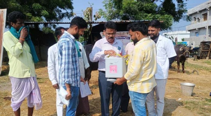 టీకాల కార్యక్రమాన్ని ఆకస్మిక తనిఖీ చేసిన ఏడి