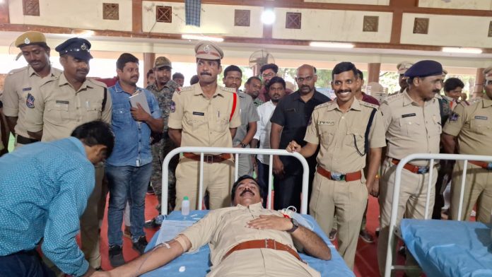 Everyone should come forward to donate blood. Everyone should come forward to donate blood.