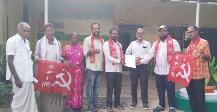 Farmers affected by the cyclone should be supported. Farmers affected by the cyclone should be supported.