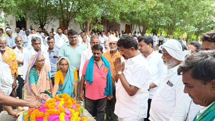 Former MLA attends funeral of activists mother