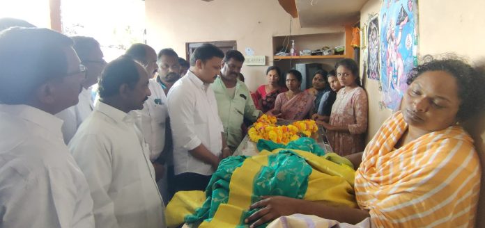 Former MLA pays homage to Goddess Lakshmi