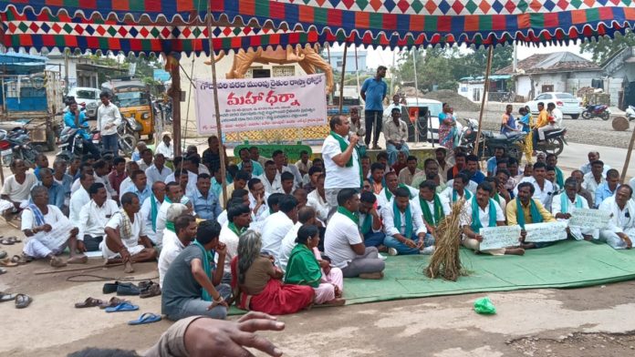 Godavari flood victims hold a grand dharna..