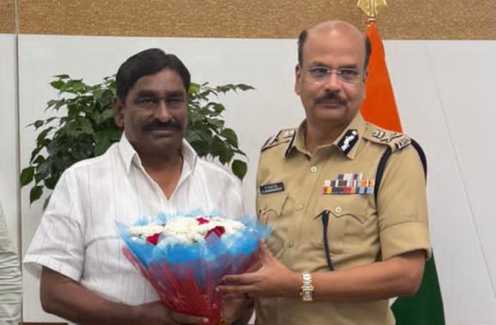 Goli Srinivas Reddy meets Telangana DGP