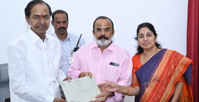 Gongidi Sunitha presents wedding invitation to KCR