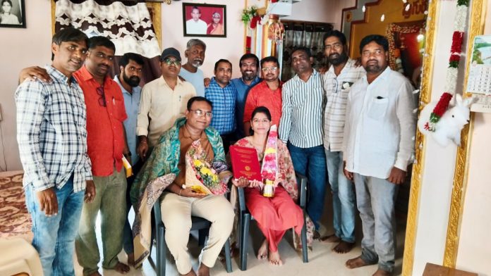 Gopalakrishna batch students honour Gyaneshwar Chari Gopalakrishna batch students honour Gyaneshwar Chari