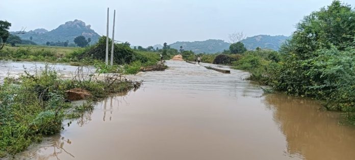 Heavy rain in Charakonda.. traffic disrupted