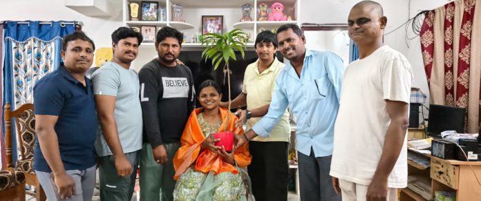 చదరంగం క్రీడాకారిణికి సన్మానం