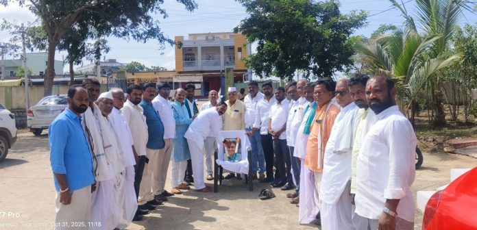 Indira Gandhis death anniversary.. Congress leaders pay tribute in Madnur Indira Gandhis death anniversary.. Congress leaders pay tribute in Madnur