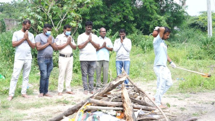 Indore Youth Volunteer Service Organization performs funerals for orphaned bodies
