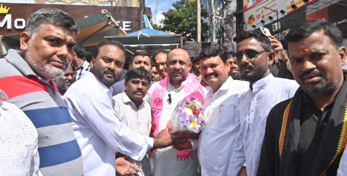 Leaders meet former MLA Shakeel Amir.. Leaders meet former MLA Shakeel Amir..