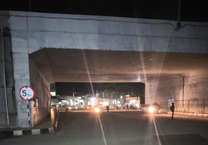 Lights not on on the flyover..