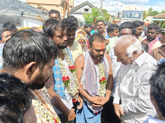 MLA Kadiyam visited the families of the deceased