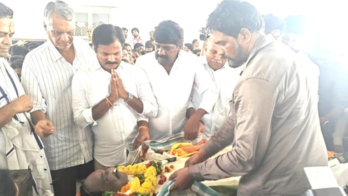 MLA Kumbh pays tribute to former minister Damodar Reddy