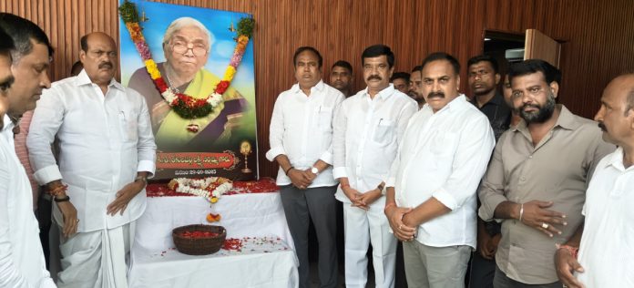 MLA Vemula visits MLA Bhupathi Reddy