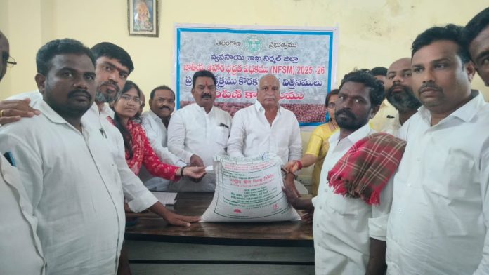 MLA distributes peanut seeds.