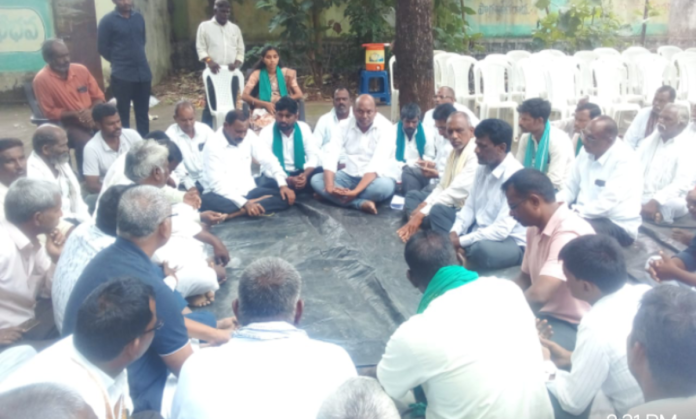 Meeting with farmers and porters at the market yard Meeting with farmers and porters at the market yard