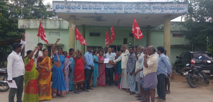 Monkey problem should be resolved immediately: CPI(M) Monkey problem should be resolved immediately: CPI(M)