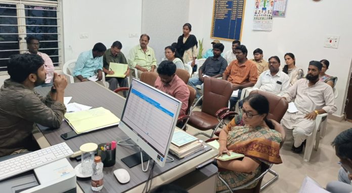 Municipal Commissioner Mohammed Sheikh participated in the review meeting. Municipal Commissioner Mohammed Sheikh participated in the review meeting.