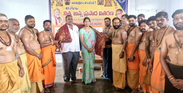 PACS Chairman couple distributes Annaprasadam to devotees