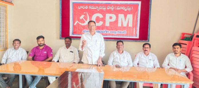 Protest and food riots with Triple R farmers in front of the Collectorate on the 17th