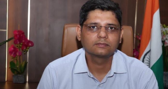 Public service applications should be submitted in room number 25: Collector