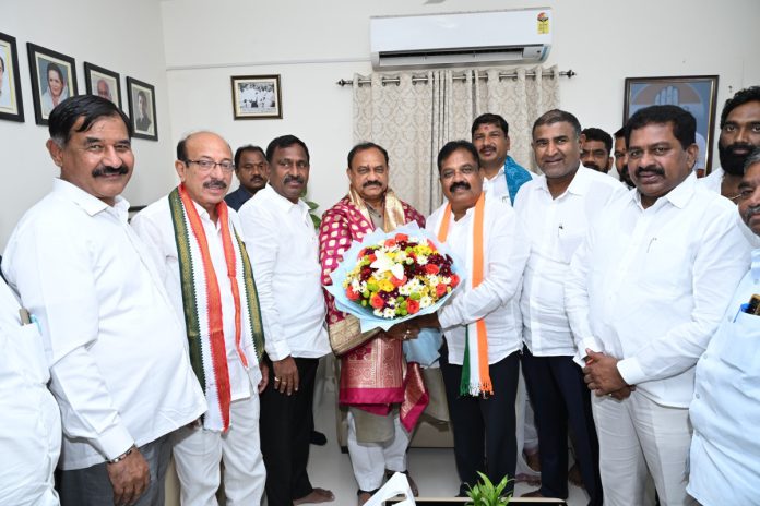 Retired vehicle inspector Utnur Subhash joins Congress