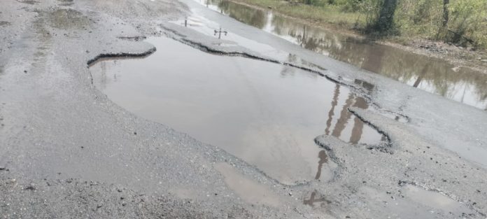 భారీ వర్షాలకు దెబ్బతిన్న రహదారులు