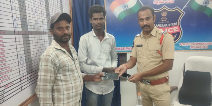 Stolen phones handed over to victims