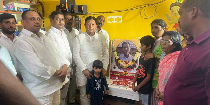 Sudarshan Reddy visits Constable Pramods family Sudarshan Reddy visits Constable Pramods family