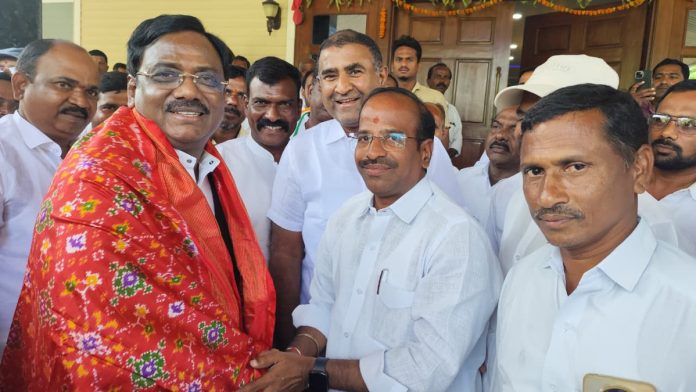 Sunketa Ravi meets Minister Vivek Venkataswamy