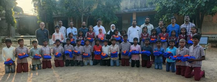 Teachers who distributed sports uniforms..