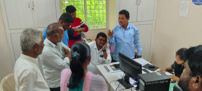 విద్యుత్ సమస్యలు పరిష్కరించాలని ఏఈని నిలదీసిన తండావాసులు