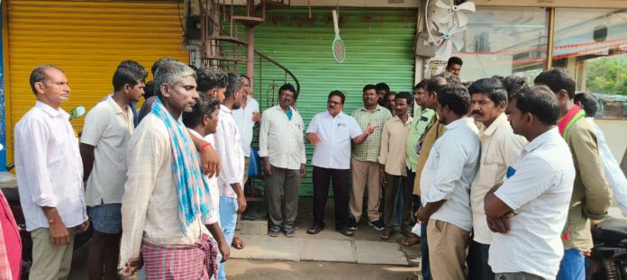 The government should manage insurance schemes for construction workers.