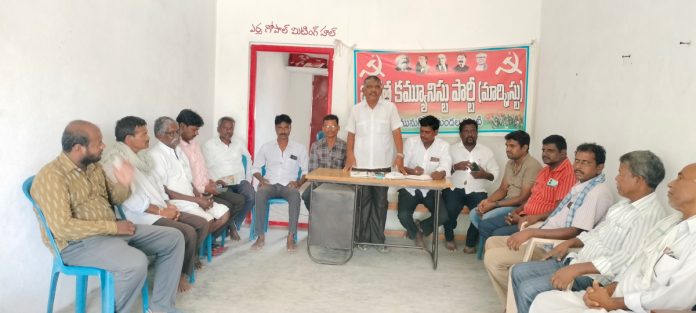 The market yard has become a bottleneck for middlemen. The market yard has become a bottleneck for middlemen.