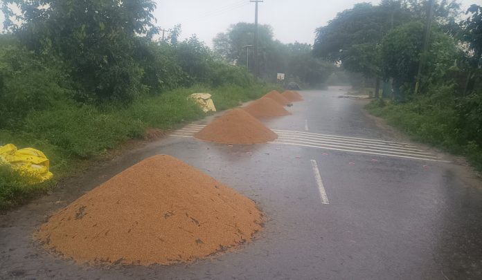 The rain wont stop.. the shopping wont start. The rain wont stop.. the shopping wont start.