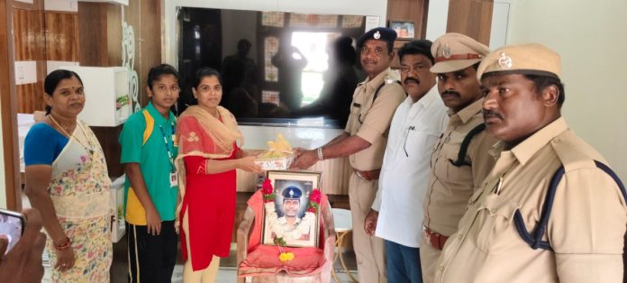 Tribute to police martyr Mettu Lingaiah