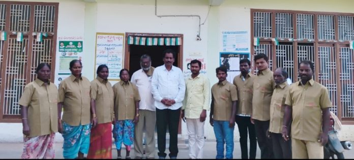 జీపీ సిబ్బందికి యూనిఫాం అందజేత