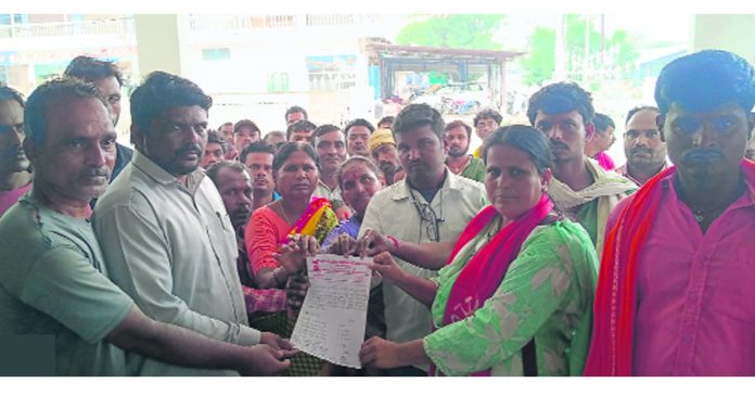 300 workers join CITU