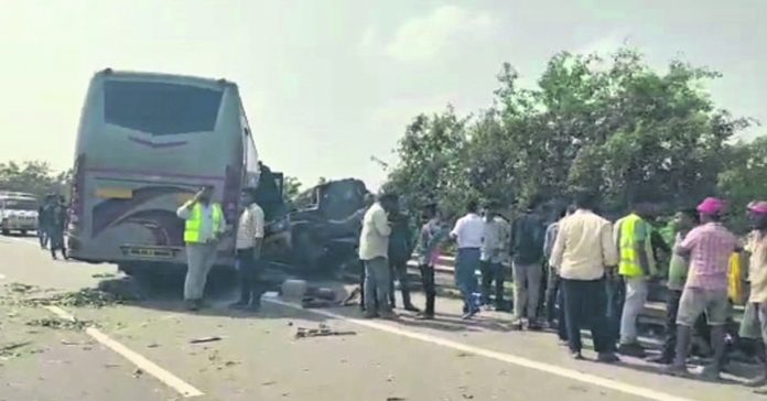 Private bus loses control after tire bursts on ORR
