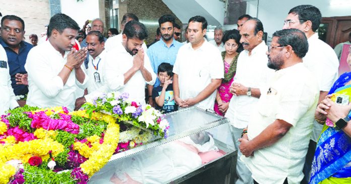 CM condoles the death of former minister Damodar Reddy