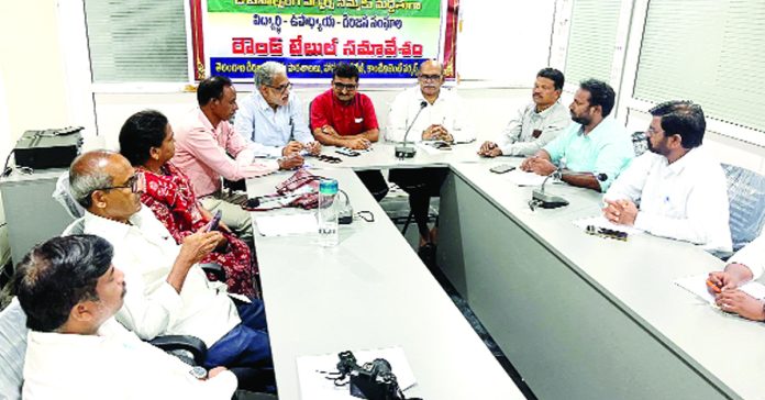 The government should intervene and call off the strike of daily wage PMH workers.