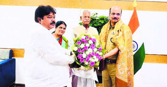 Farmers Commission Chairman Kodanda Reddy meets DGP