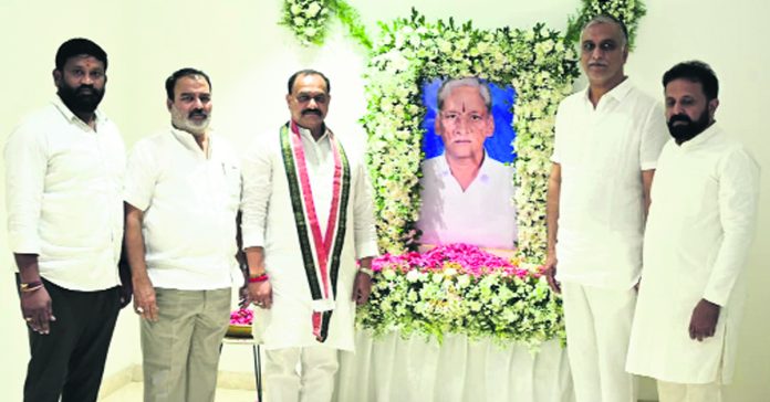 Untitled-51 copy TPCC chief visits former minister Harish Rao