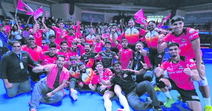 బ్లాక్హాక్స్ గెలుపు