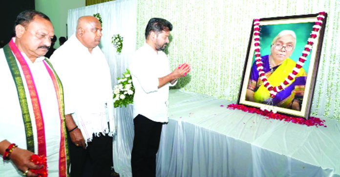 CM pays tribute to Lakshmi Narsamma