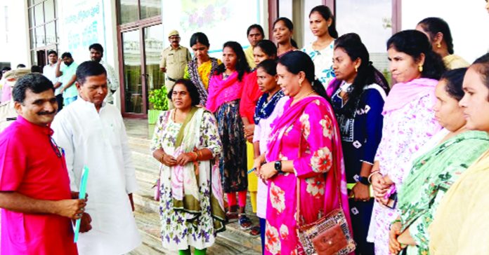 Outsourcing ANMs should be paid pending salaries